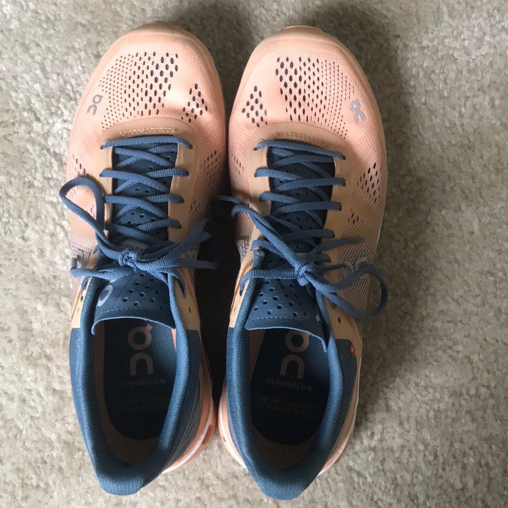 On cloud flow size 7 women’s running shoes